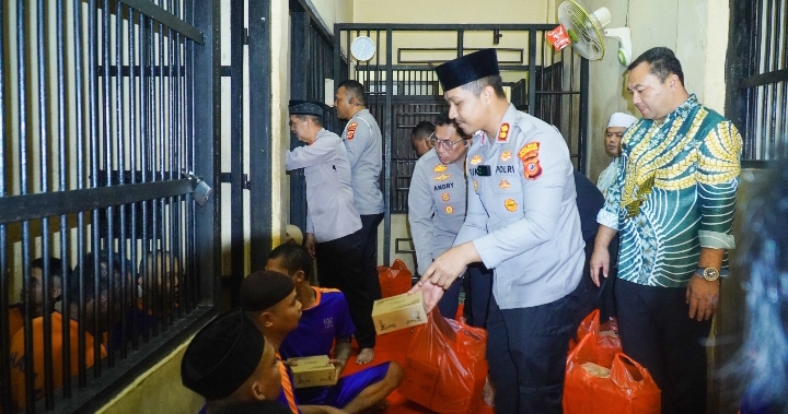 Wujud Kepedulian Sosial, Polres Karawang Gelar Jumat Berkah