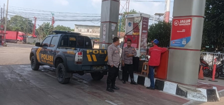 Patroli Prekat Siang Hari Jelang Long Weekend, Polsek Jatisari Lakukan Pengamanan di Objek Vital SPBU Balonggandu