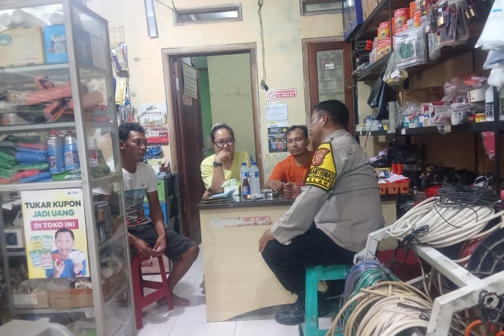 Bhabinkamtibmas Polsek Klari Sambang Kamtibmas di Toko Bangunan Milik Bapak Akbar