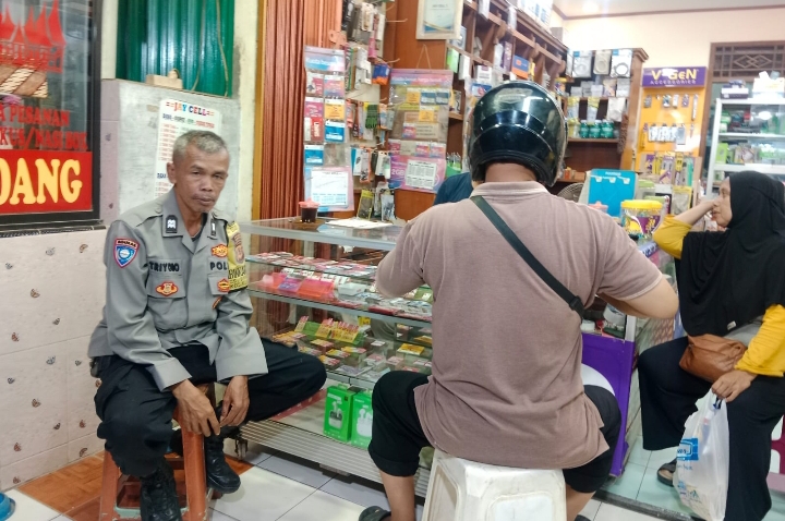 Bhabinkamtibmas Polsek Klari Ajak Pemilik Toko dan Warga Tingkatkan Kewaspadaan