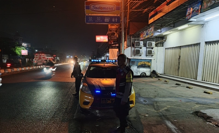 Polsek Klari Lakukan Patroli Blue Light Malam Sambangi Indomart Pancawati