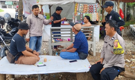 Bhabinkamtibmas Polsek Klari Ngobrol Santai Bahas Kamtibmas Bersama Warga di Warung Kopi