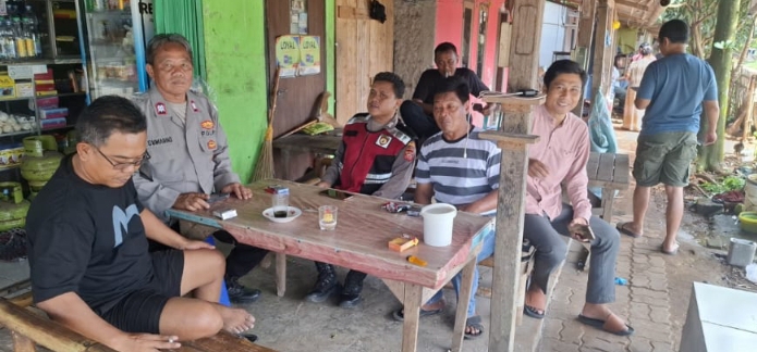 Polisi Telukjambe Barat Ngariung Bareng Warga Sampaikan Nomor Layanan Polri