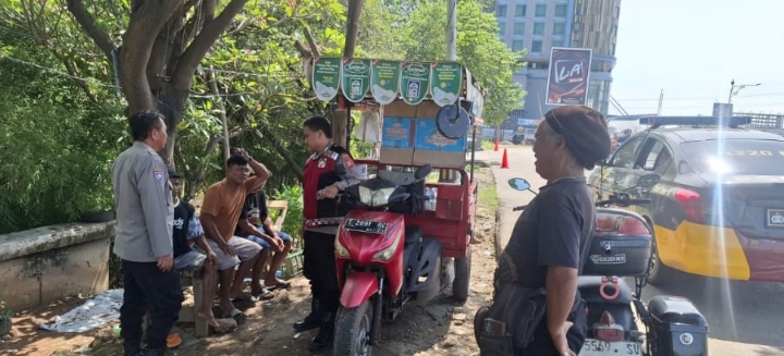 Personil Polsek Telukjambe Barat Ingatkan Warga Hindari Permainan Judi Online