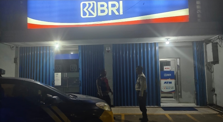Pastikan Bank BRI dan ATM Aman, Personel Patroli Polsek Klari Sampaikan Pesan Kamtibmas kepada Security
