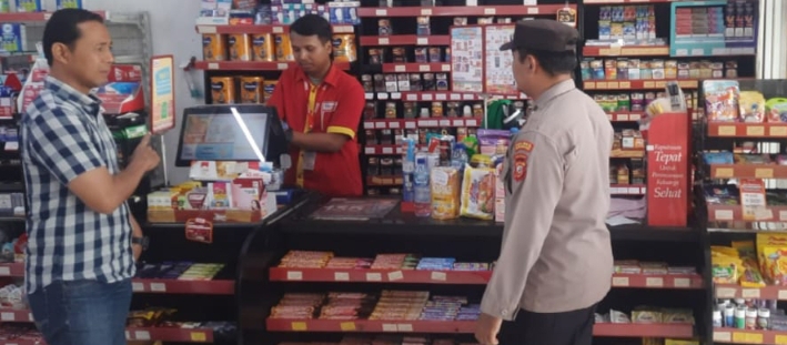 Personil Polsek Jatisari Sambang Alfamart Sukamaju, Sampaikan Pesan Kamtibmas ke Karyawan
