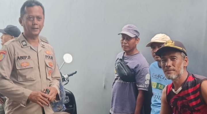 Bhabinkamtibmas Desa Mekarsari Sosialisasikan Layanan Call Center 110 Ke Warga ‎