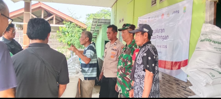 Sinergitas TNI–POLRI Jatisari Monitoring Penyaluran Bantuan Pangan Berupa Beras dan Minyak Sayur