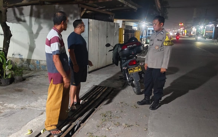 Bhabinkamtibmas Desa Belendung Patroli Malam Sambang Warga di Tepi Jalan Raya Kosambi Telagasari ‎