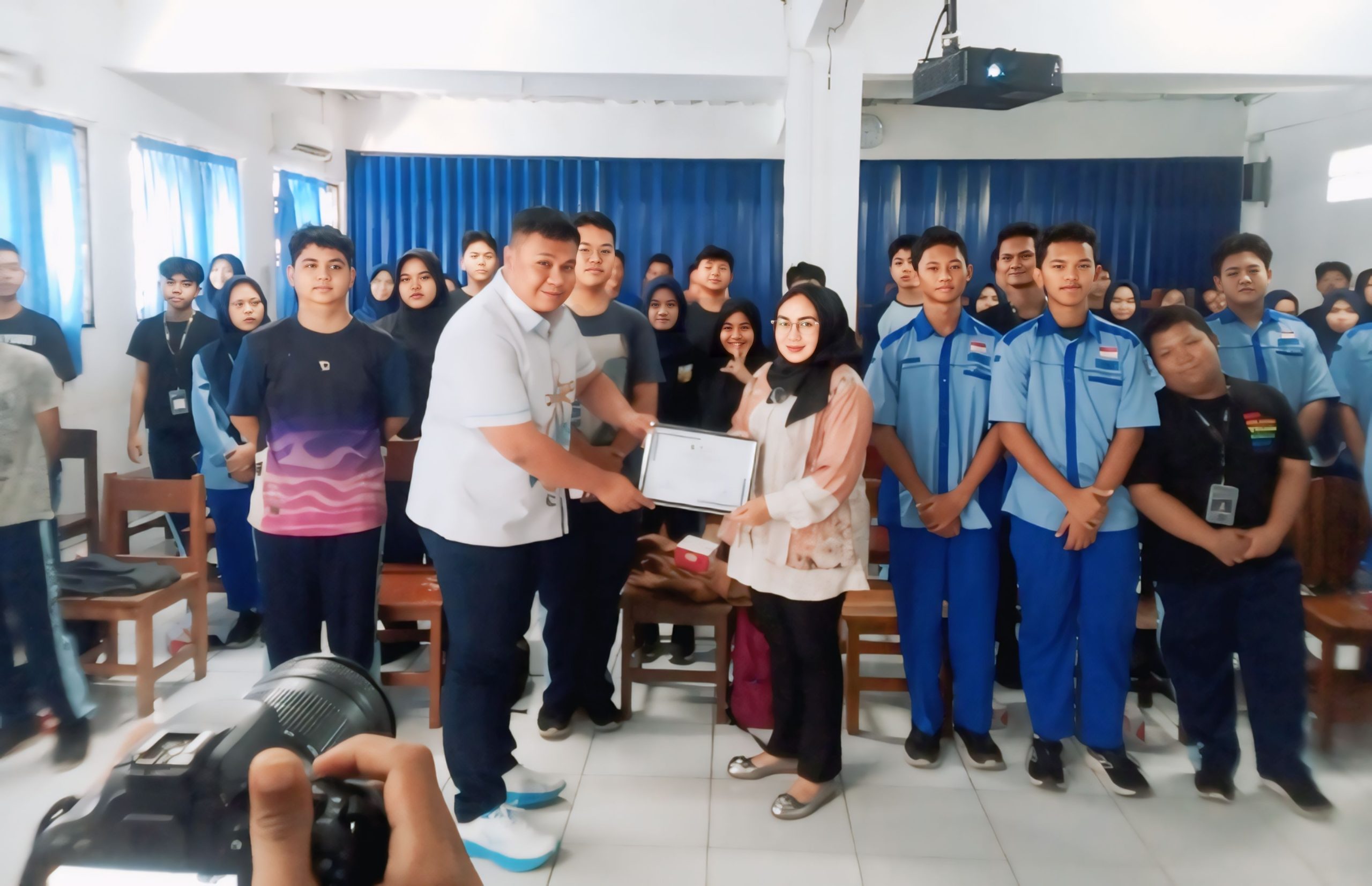 Pendidikan Demokrasi: Sri Rahayu Kolaborasi Dengan Sat Res Narkoba di SMK Rosma
