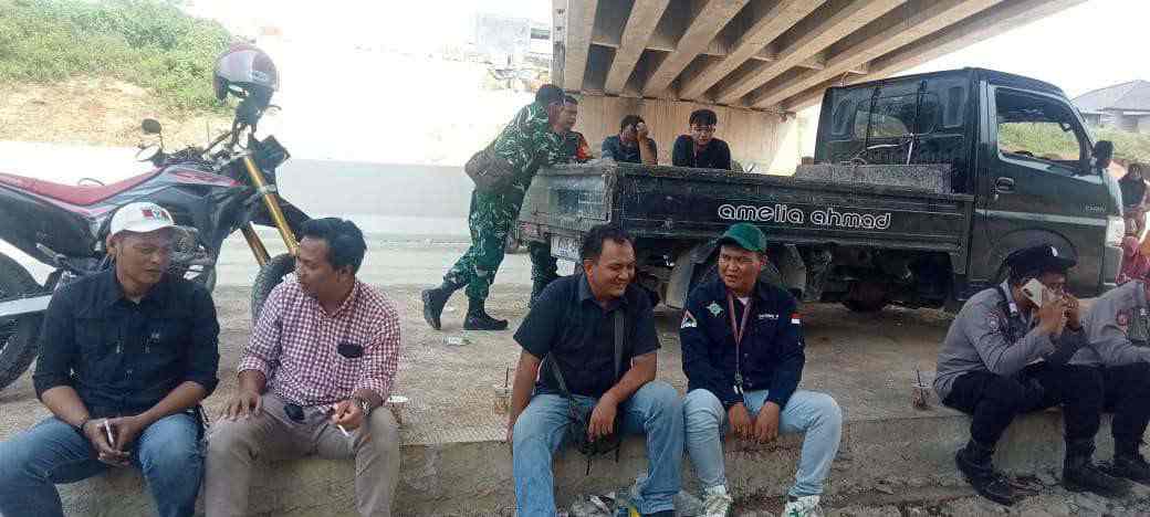 Ratusan Warga Tamansari Aksi Demo di Proyek Jalan Tol Japek II