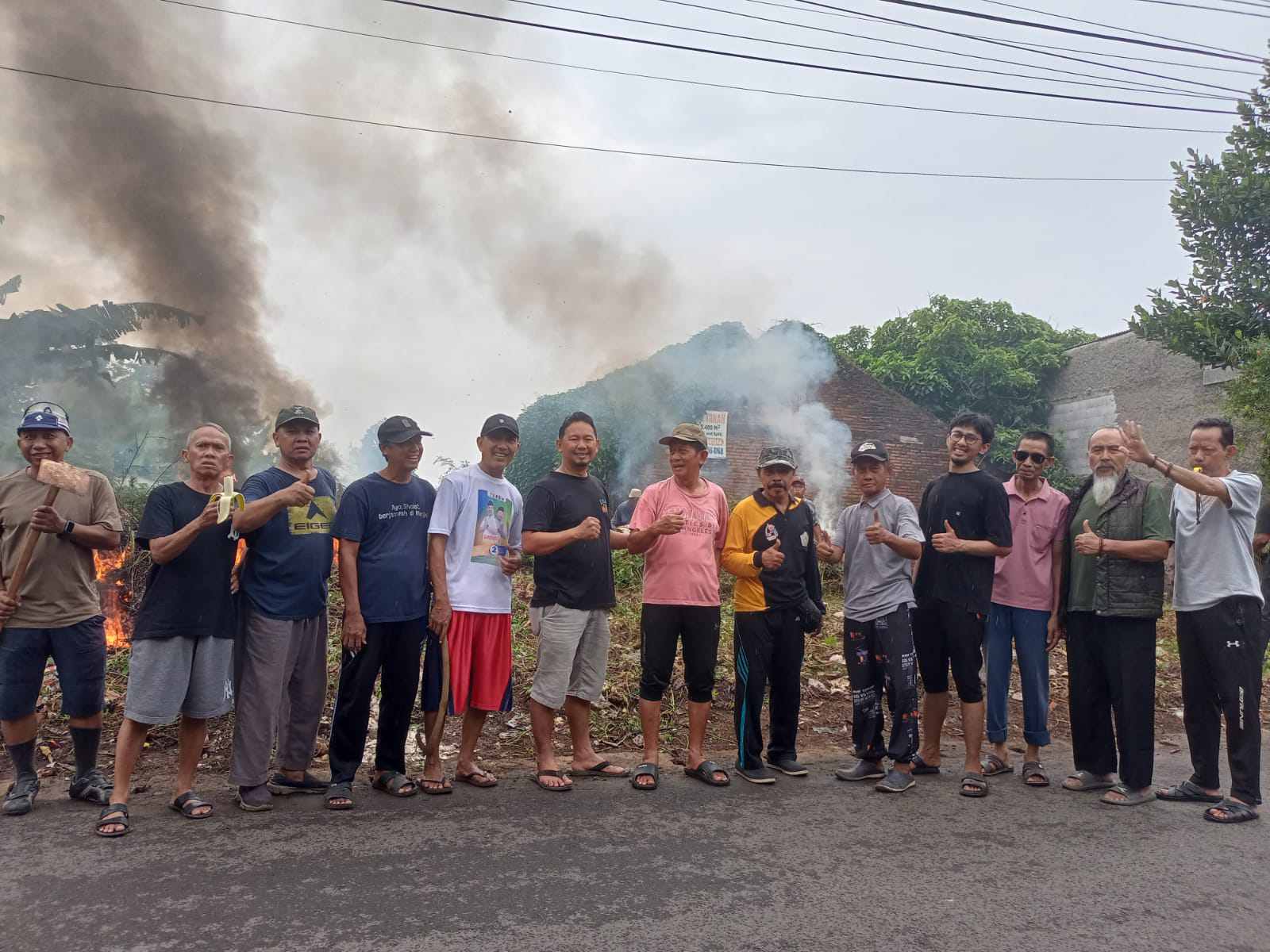 Wujudkan Lingkungan Asri, Pemdes Jomin Barat Bersama Warga Pondok Rawamas Indah Gelar Kerja Bakti Massal