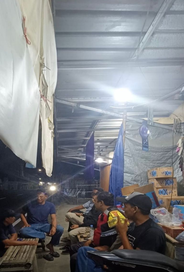 Anggota Bhabin Polsek Banyusari Melaksanakan Sosialisasikan Bahaya Judi Online Kepada Masyarakat