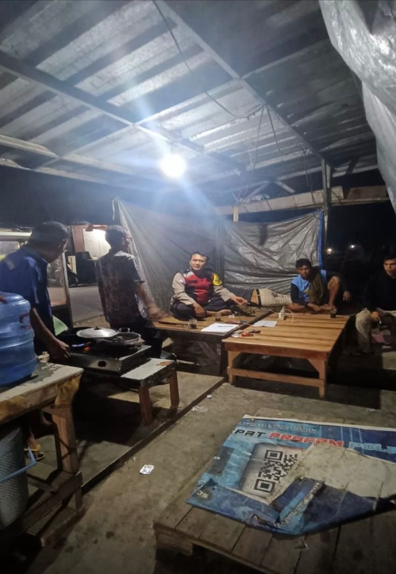 Bhabinkamtibmas Ikut Serta Dalam Giat Ronda Bersama Warga