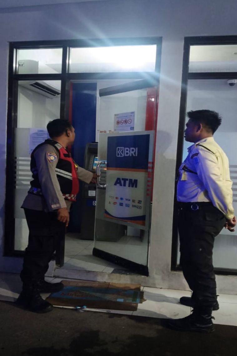 Kunjungi Bank BRI Gempol Patroli Prekat Polsek Banyusari di Malam Hari