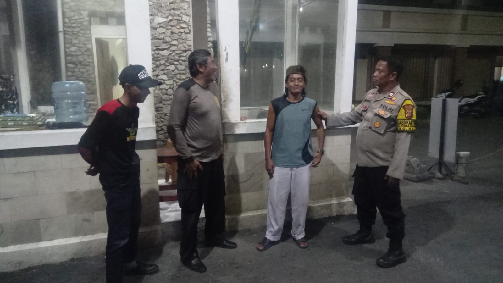 Bhabinkamtibmas Polsek Klari Sambangi Pos Satpam Perumahan BCL