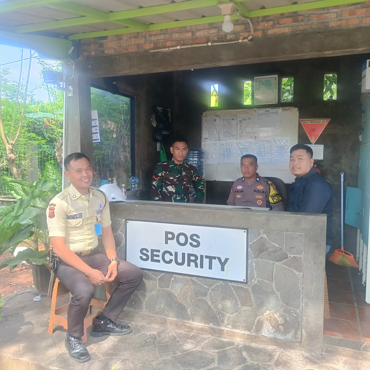 Sinergitas TNI–Polri, Bhabinkamtibmas Bersama Babinsa Imbau Kamtibmas ke Satpam