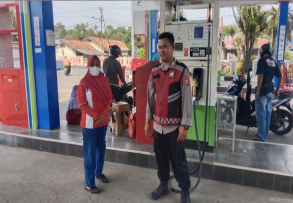 Kunjungi SPBU, Prekat Polsek Banyusari Berikan Rasa Aman