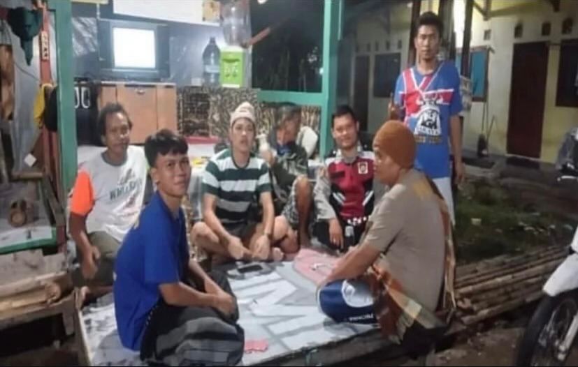 Bhabinkamtibmas Ikut Serta Dalam Giat Ronda Bersama Warga