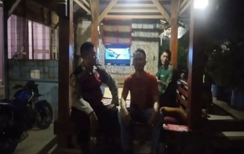 Anggota Bhabin Polsek Banyusari Melaksanakan Sosialisasikan Bahaya Judi Online Kepada Masyarakat