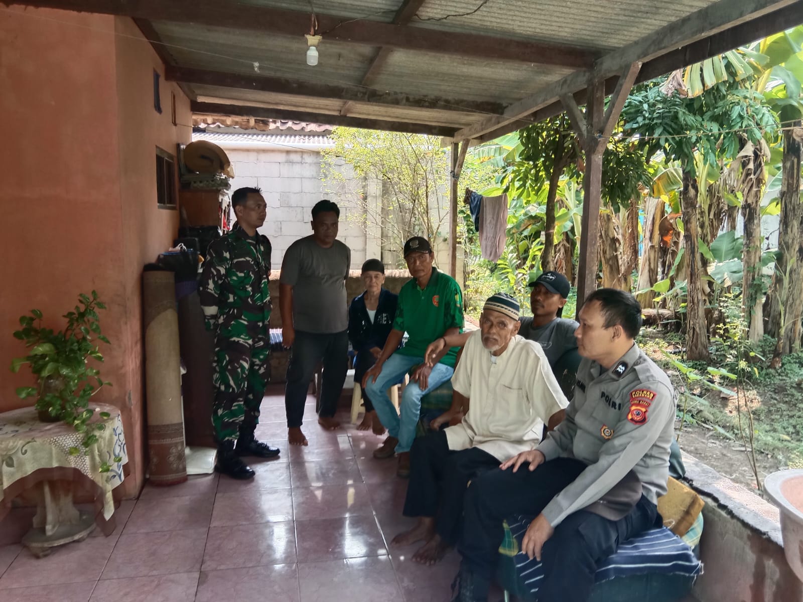 Jaga Lingkungan Masyarakat, Bhabinkamtibmas Polsek Telagasari Bersinergi Bersama Babinsa Sambangi Warga