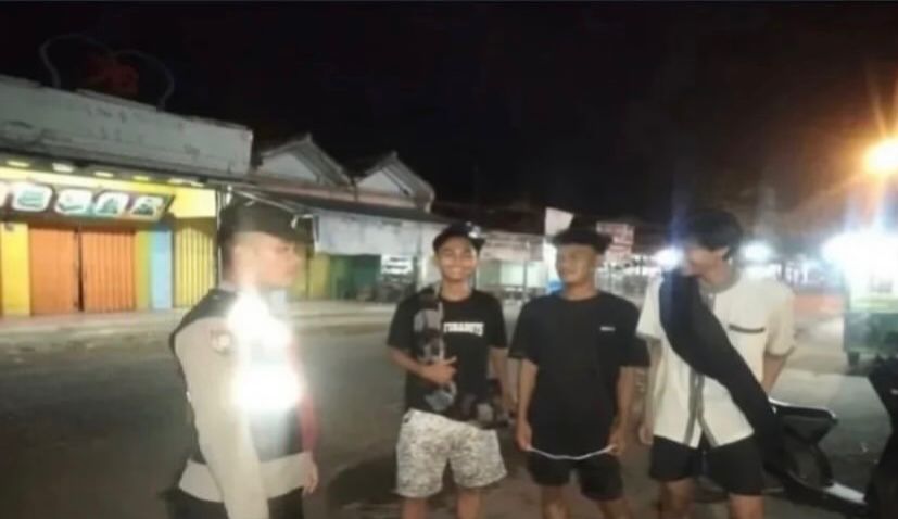 Bhabinkamtibmas Ikut Serta Dalam Giat Ronda Bersama Warga