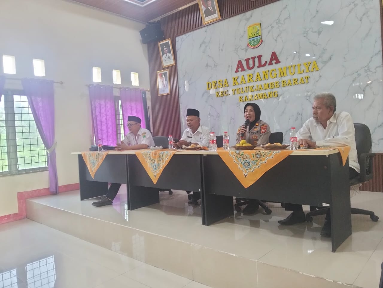 Kapolsek Telukjambe Barat Hadir dalam Kegiatan Minggon Desa Karangmulya