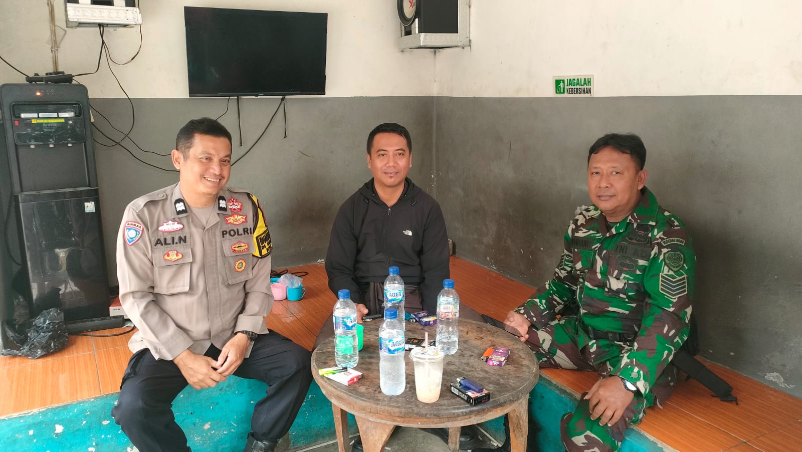 Sinergitas TNI-Polri Sambangi Warga Dusun Karangjati, Pererat Kemitraan dan Jaga Kamtibmas