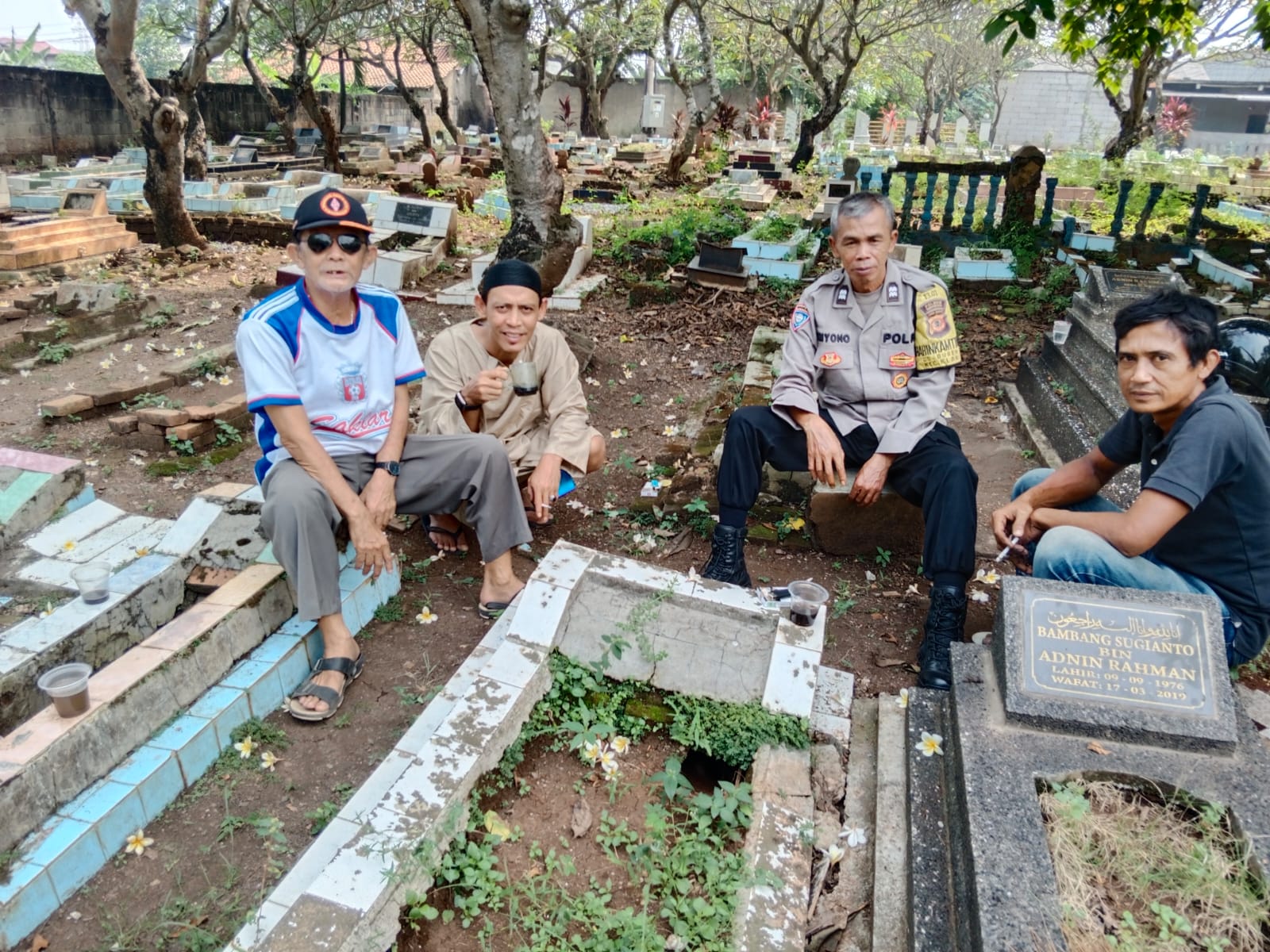 Bhabinkamtibmas Desa Duren Takziah ke Pemakaman Almarhumah Hj. Euis
