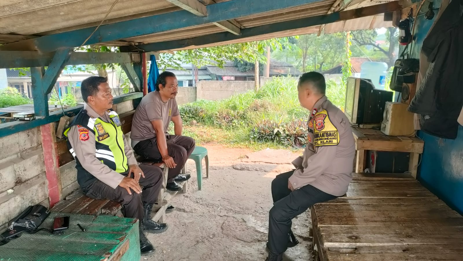 Bhabinkamtibmas Polsek Klari Imbau Warga Tetap Pertahankan Kamtibmas
