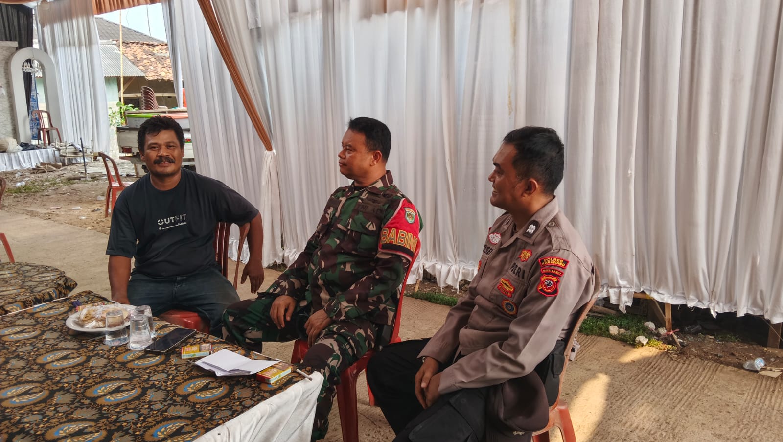 Sinergitas TNI-POLRI: Bhabinkamtibmas Polsek Telagasari Bersama Babinsa Koramil Telagasari Sambangi Warga Binaan dan Sampaikan Himbauan Kamtibmas