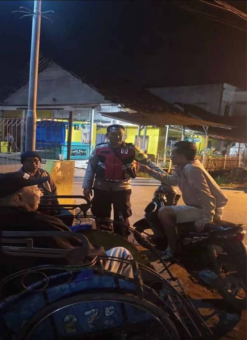 Anggota Bhabin Polsek Banyusari Melaksanakan Sosialisasikan Bahaya Judi Online Kepada Masyarakat