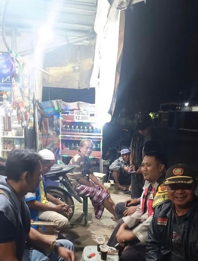 Bhabinkamtibmas Ikut Serta Dalam Giat Ronda Bersama Warga
