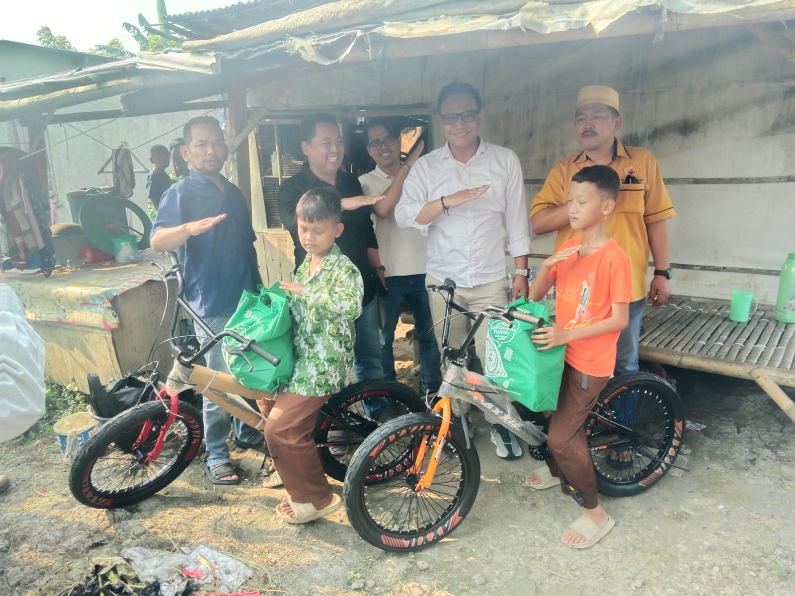 Ketua DPC Ormas MKGR Karawang Datangi 2 Bocah Viral