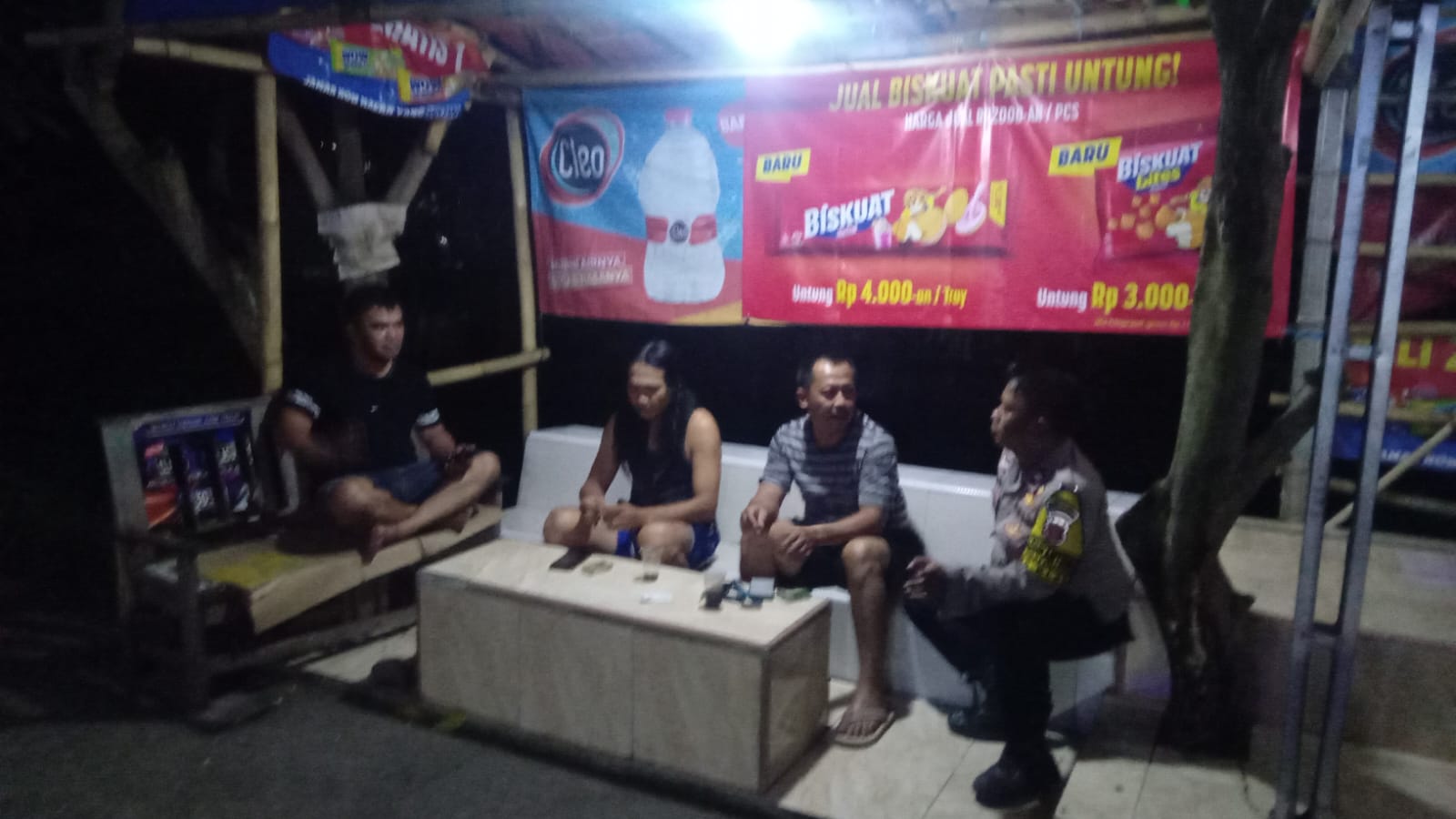 Keamanan Lingkungan Tetap Menyala, Sinergi Polsek Klari dan Warga Menggema Lewat Ronda Malam