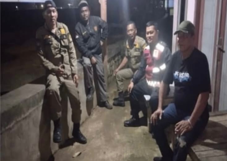 Bhabinkamtibmas Ikut Serta Dalam Giat Ronda Bersama Warga