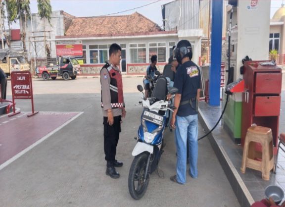 Kunjungi SPBU, Prekat Polsek Banyusari Berikan Rasa Aman