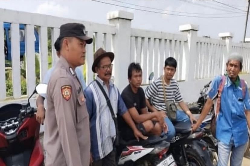 Anggota Polsek Banyusari Gelar Jumat Curhat Guna Dengarkan Keluhan Warga