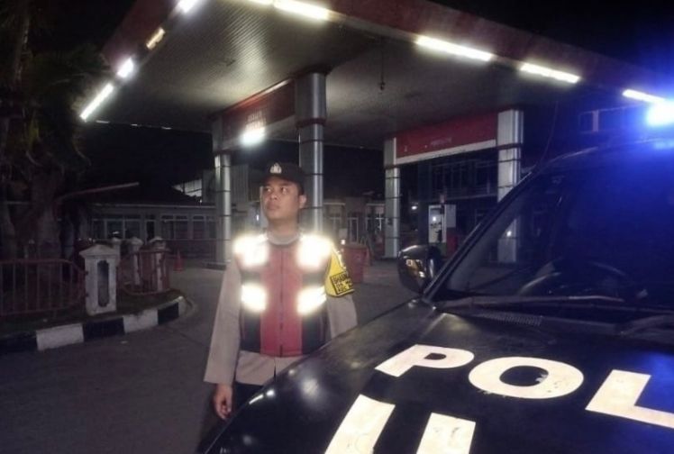 Kunjungi SPBU, Prekat Polsek Banyusari Berikan Rasa Aman