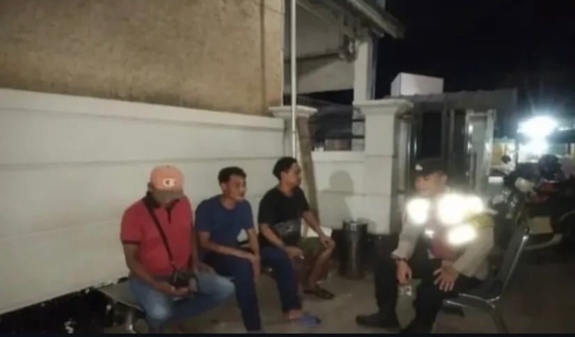 Bhabinkamtibmas Ikut Serta Dalam Giat Ronda Bersama Warga