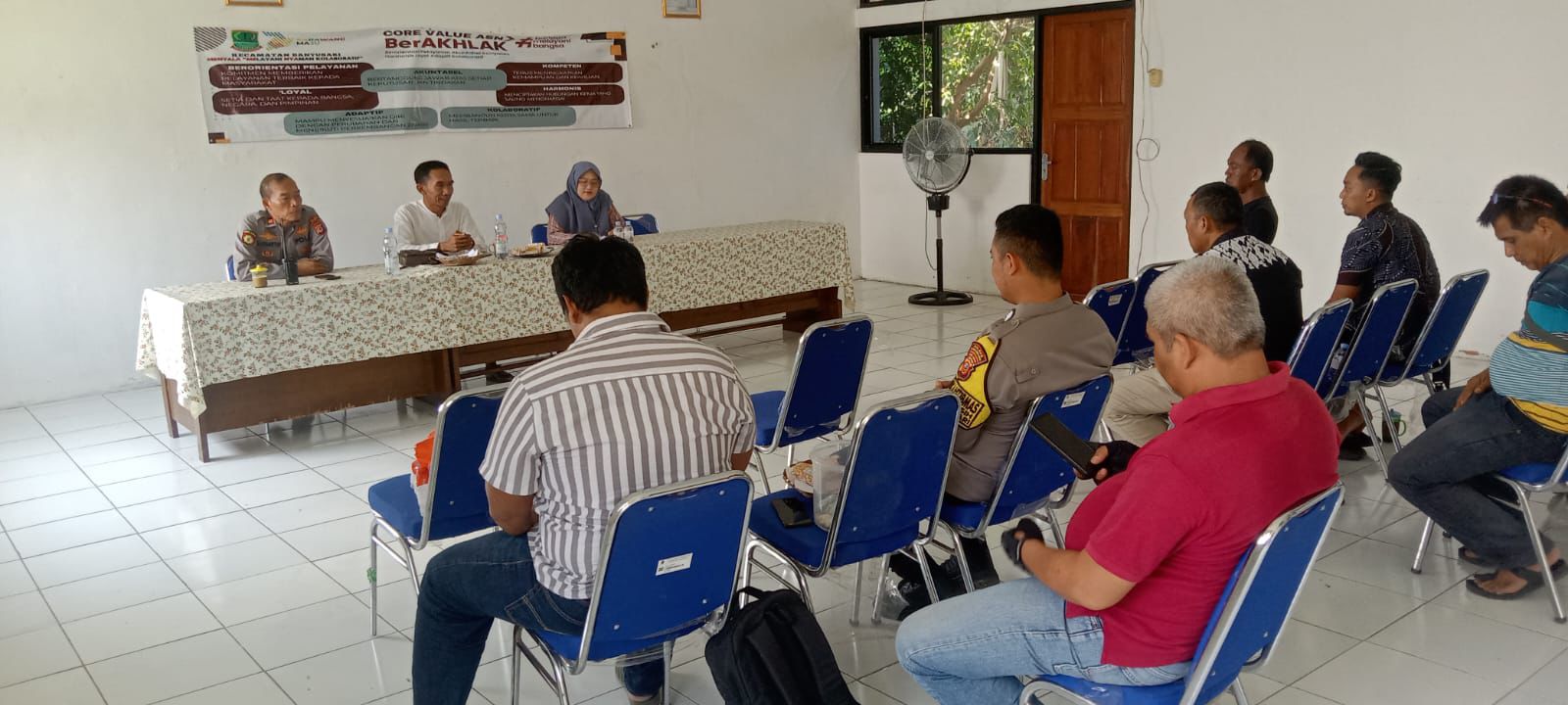 Anggota Polsek Banyusari Menghadiri Persiapan Acara Hajat Bumi di Desa Gembongan
