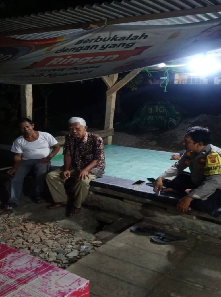 Bhabinkamtibmas Ikut Serta Dalam Giat Ronda Bersama Warga