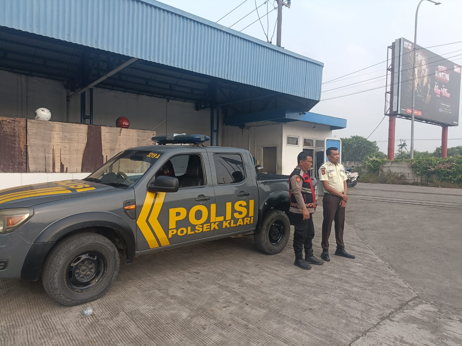 Samapta Polsek Klari Patroli Siang Sambangi Security Gudang di Desa Curug