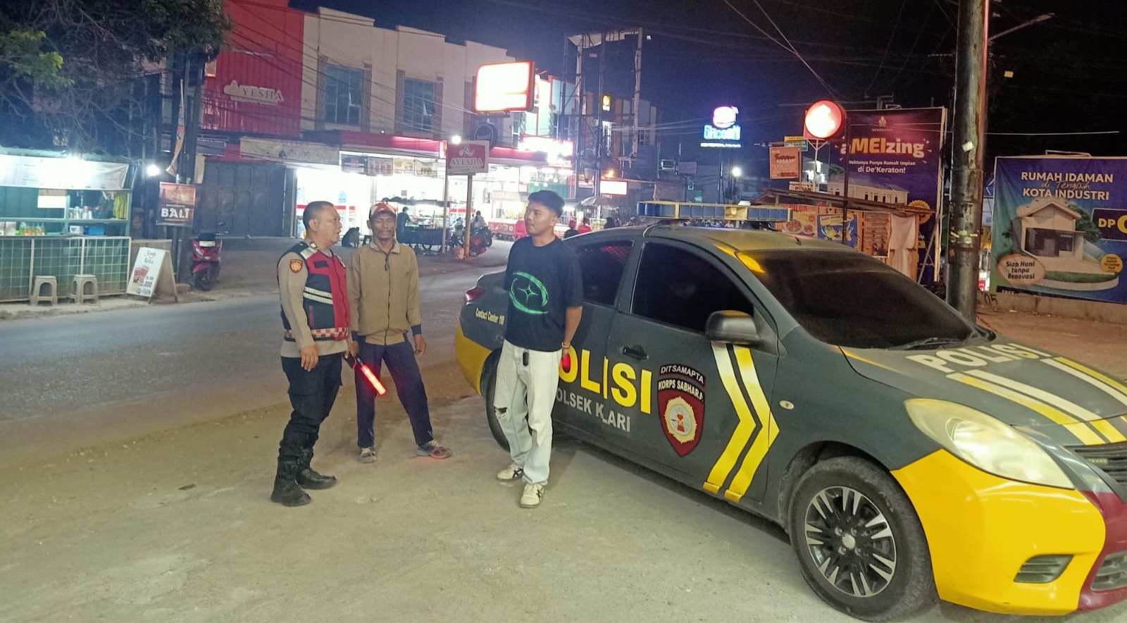 Patroli Polsek Klari Malam Sambang Warga di Tepi Jalan Raya Pancawati