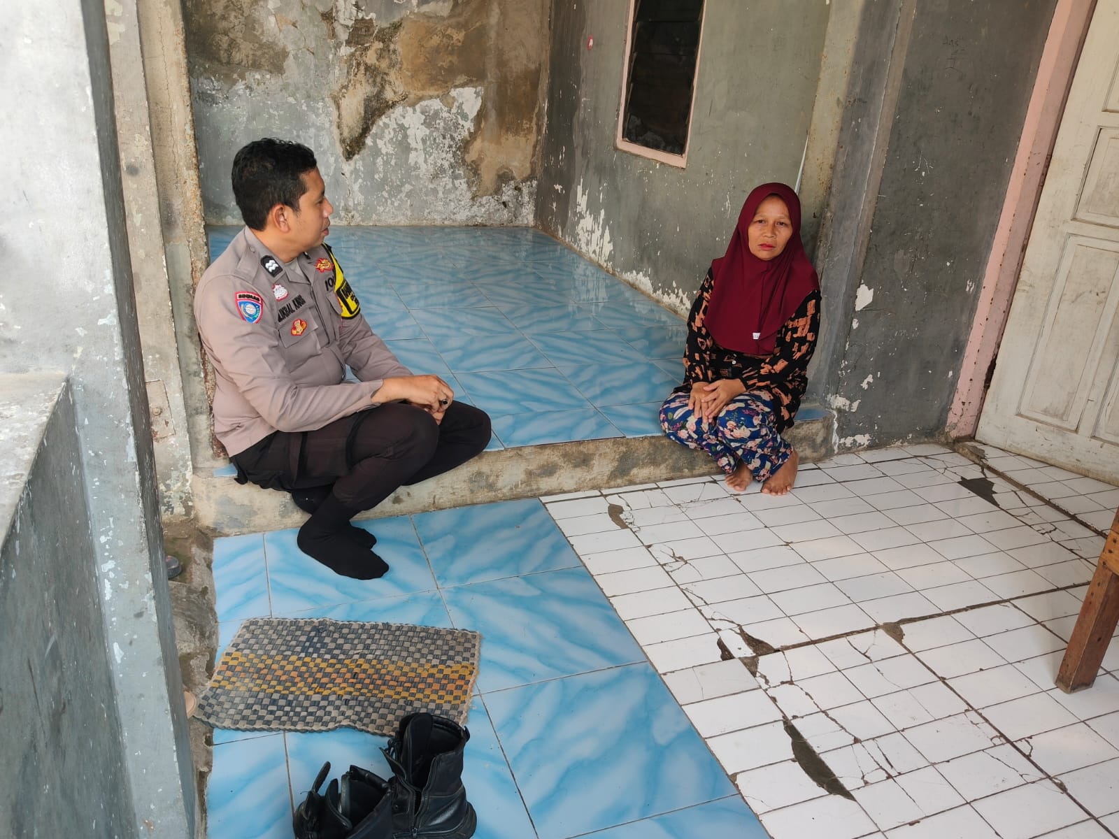 Bhabinkamtibmas Polsek Klari Ingatkan Orang Tua Awasi Medsos Anak