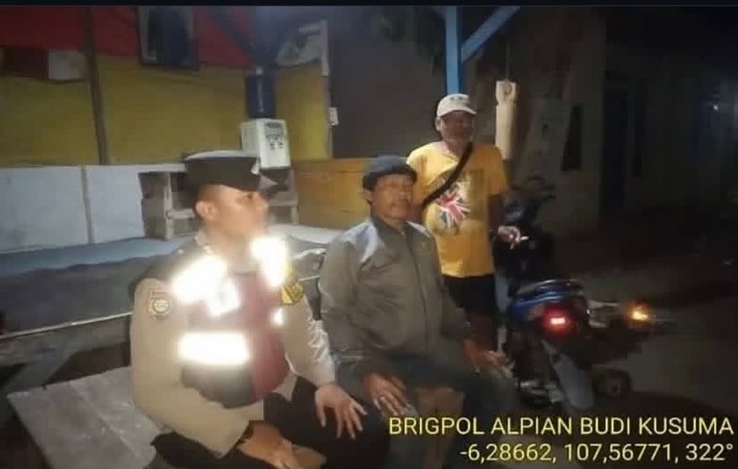 Bhabinkamtibmas Ikut Serta Dalam Giat Ronda Bersama Warga