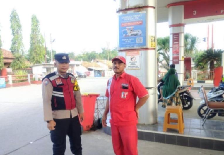 Kunjungi SPBU, Prekat Polsek Banyusari Berikan Rasa Aman