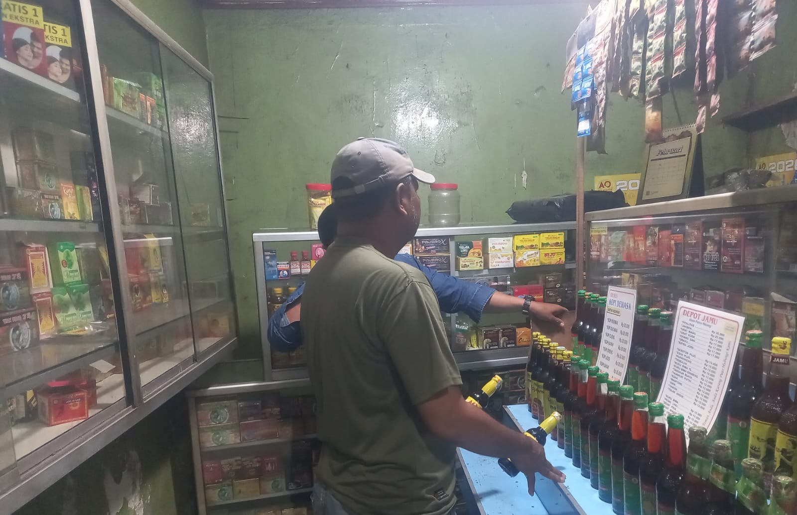 Personel Unit Reskrim Polsek Jatisari Gelar Razia Miras, Sambangi Kios Jamu