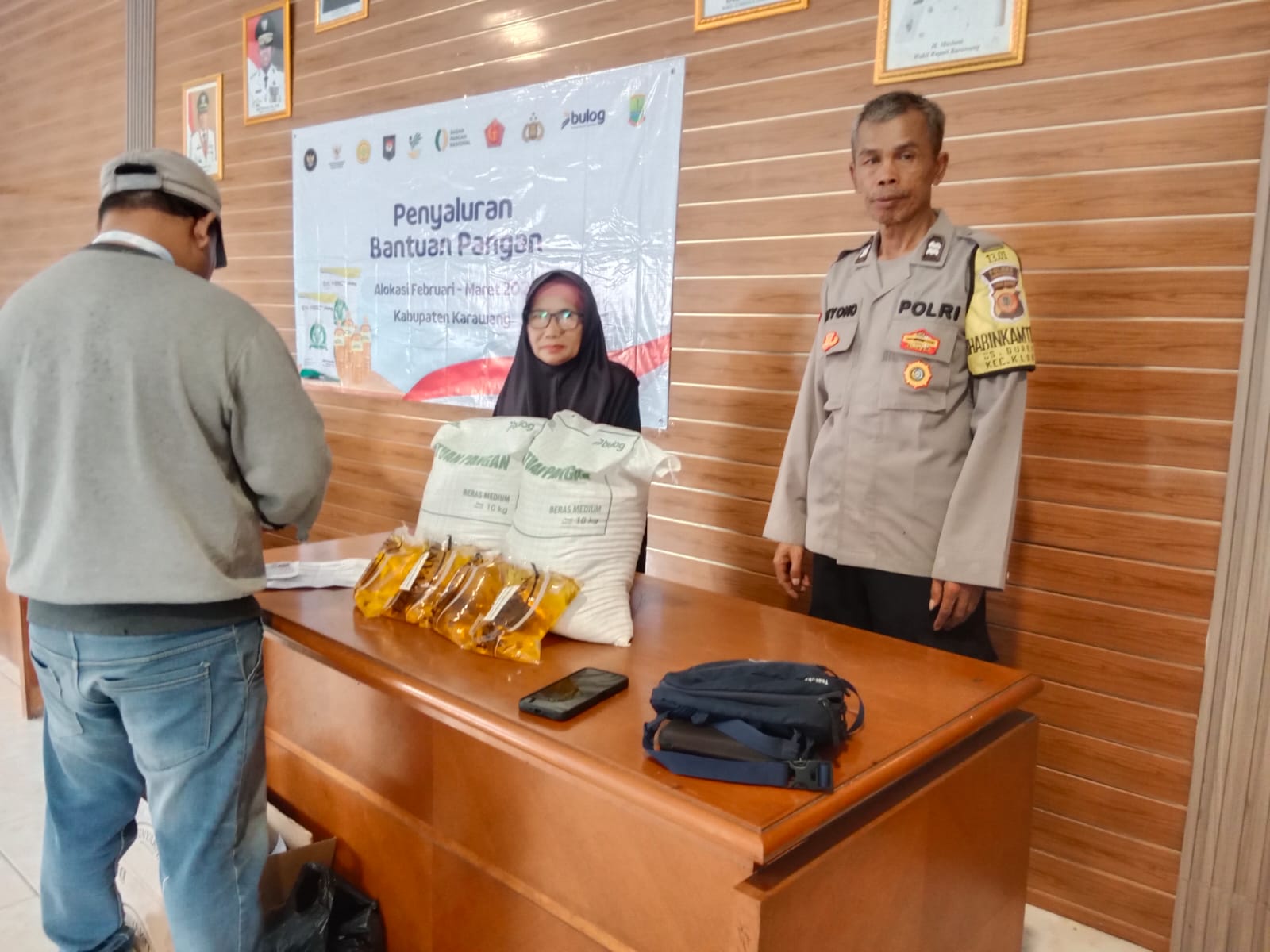 Bhabinkamtibmas Polsek Klari Pengamanan dan Monitoring Pendistribusian Bantuan Cadangan Beras Pemerintah (CBP) Tahun 2026