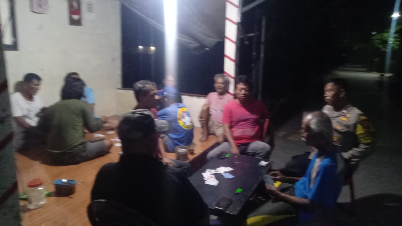 Bhabinkamtibmas Polsek Klari Jaga Kamtibmas, Lakukan Patroli Malam Ke Perumahan Terangsari